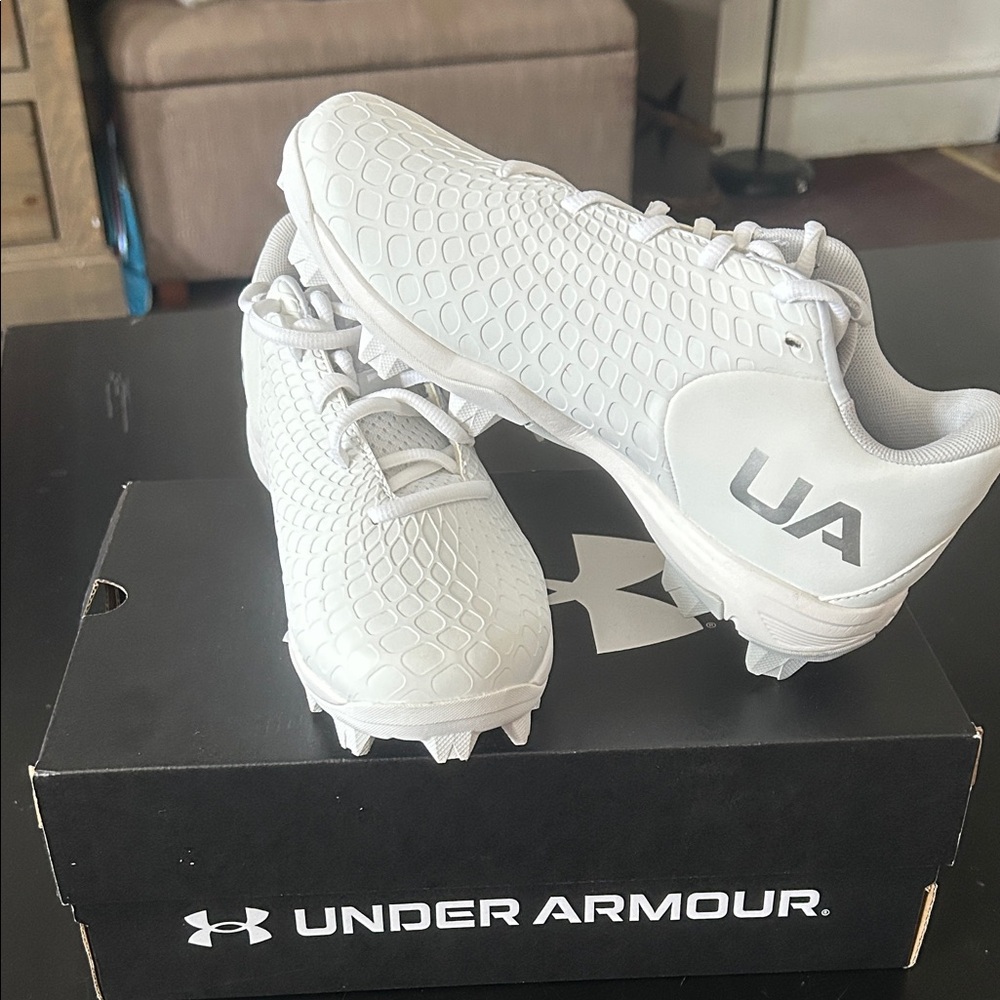 NEW Under Armour Girls Athletic Cleats size 4.5